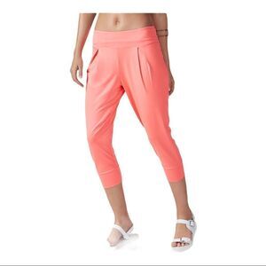 Fabletics Yogi Capri Pants in Desert Rose XS